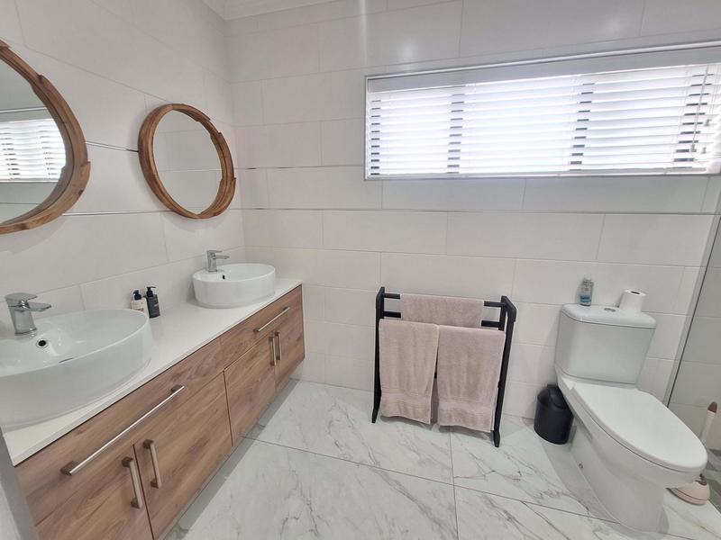 5 Bedroom Property for Sale in Reebok Western Cape